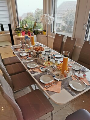 Desayuno continental diario (CHF 8 por persona)