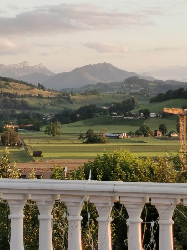 Sundeck - Comfortable mountain view apartment near Lucerne (Ruswil)
