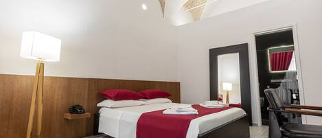 Deluxe-dobbeltværelse | Premium-sengetøj, dundyner, minibar, pengeskab på værelset