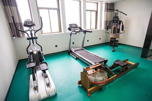 A gym with treadmills, stationary bikes, and a rowing machine. - Ibis Nanchang Bayi Museum Metro Station Hotel Hotel (Nanchang)