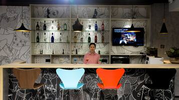 Bar (trong khuôn viên)