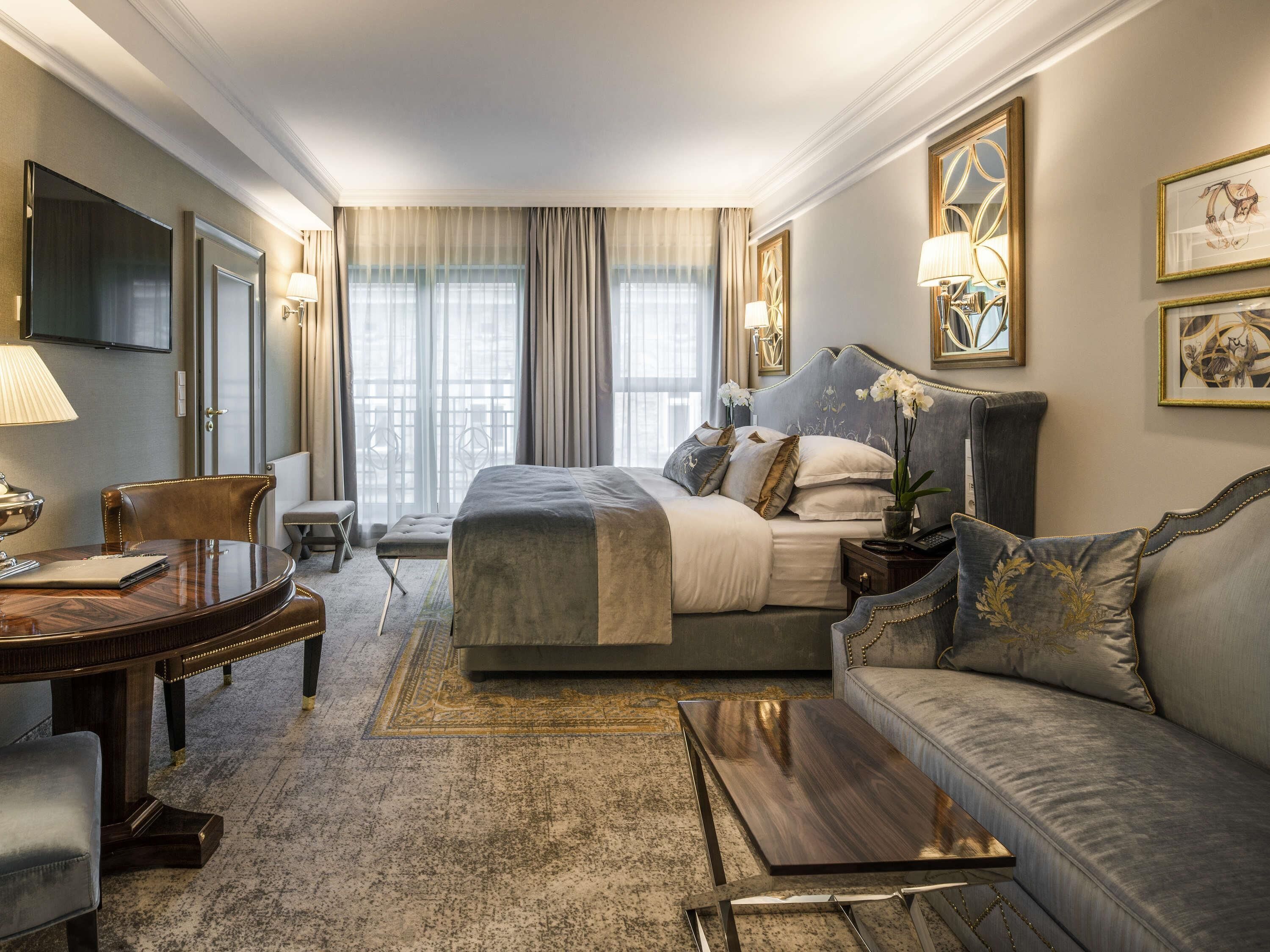 Suite – junior, 1 kingsize-seng | Minibar, safe på rommet, skrivebord og lydisolert