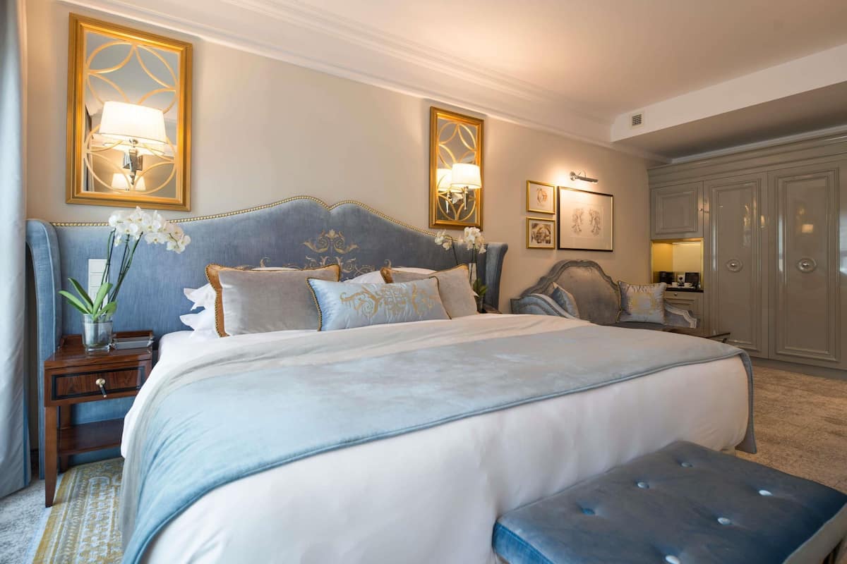 Junior suite, 1 kingsize bed | 1 slaapkamer, een minibar, een kluis op de kamer, een bureau