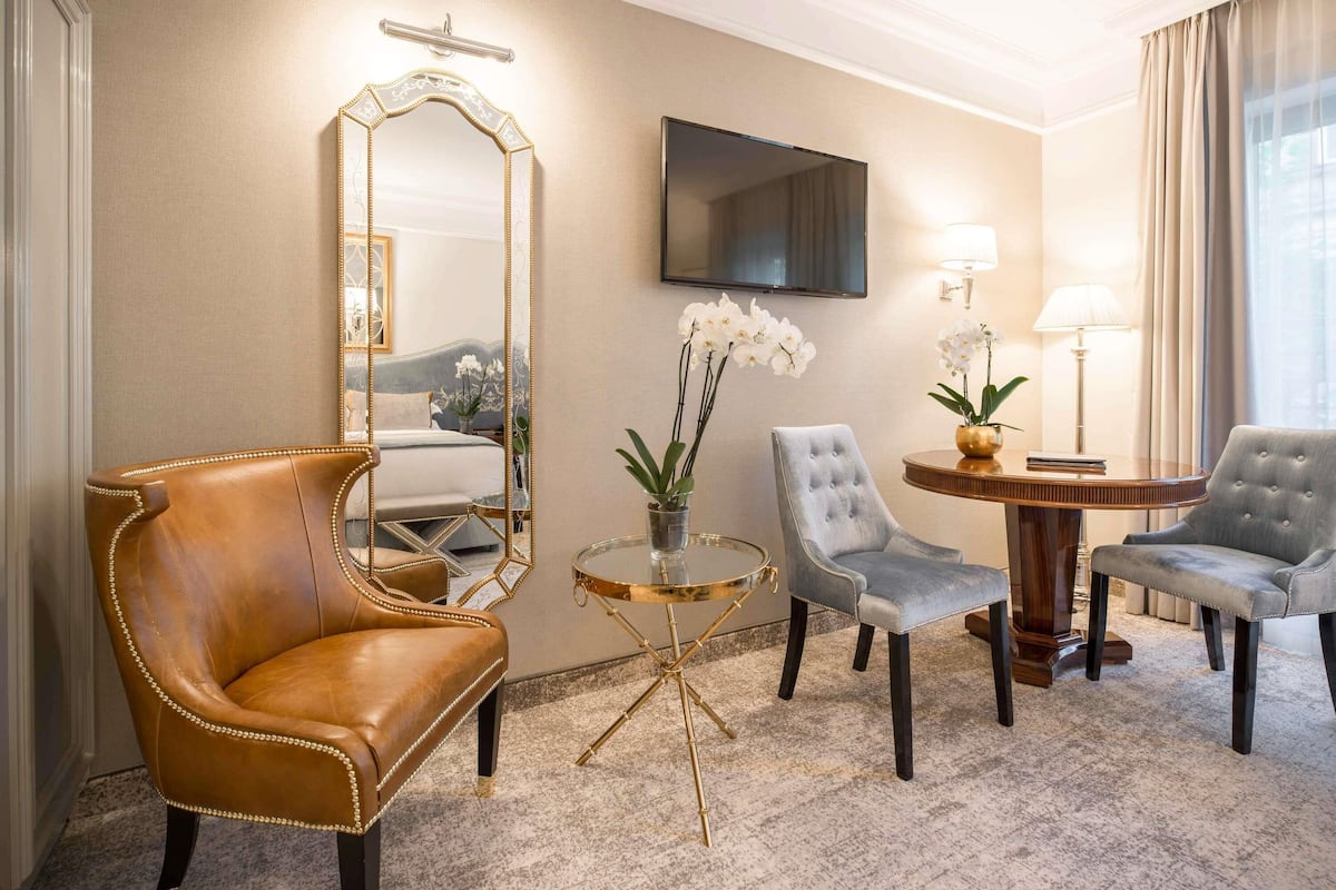 Deluxe Room, 2 Single Beds | Minibar, in-room safe, desk, soundproofing