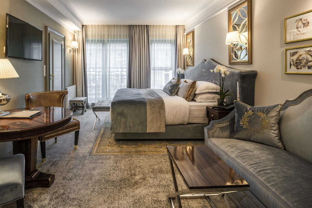 Suite Junior, 1 letto king | Minibar, una cassaforte in camera, una scrivania, insonorizzazione