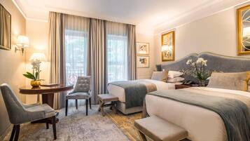 Deluxe kamer, 2 eenpersoonsbedden | Een minibar, een kluis op de kamer, een bureau, geluiddichte muren