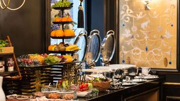 Desayuno buffet diario (PLN 140 por persona)