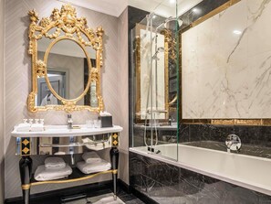 Combined shower/bathtub, eco-friendly toiletries, hair dryer, bathrobes - Bachleda Luxury Hotel Kraków - MGallery Collection (Kraków)