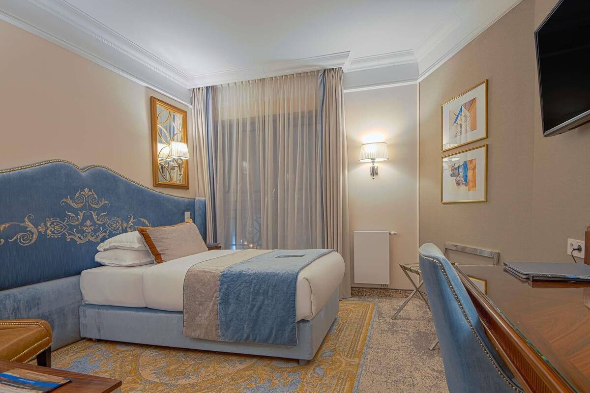 Quarto luxo, 1 cama de solteiro | Frigobar, cofres nos quartos, escrivaninha, quartos à prova de som