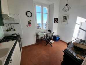 Executive appartement, 3 slaapkamers | Privékeuken | Een oven, een kookplaat, een vaatwasser, kookgerei, borden en bestek
