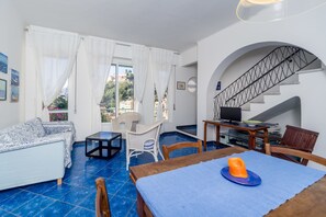 Leilighet – deluxe, 3 soverom | Oppholdsområde | Flatskjerm-TV og peis