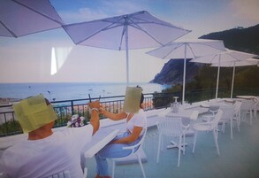 Daily English breakfast (EUR 20 per person)