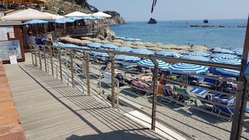 Privat strand i närheten, solstolar, parasoller och strandbarer
