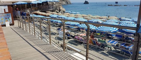 Plage privée à proximité, chaises longues, parasols, bar de plage