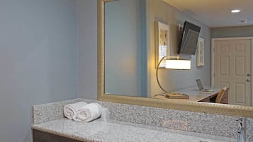 Combined shower/bathtub, towels