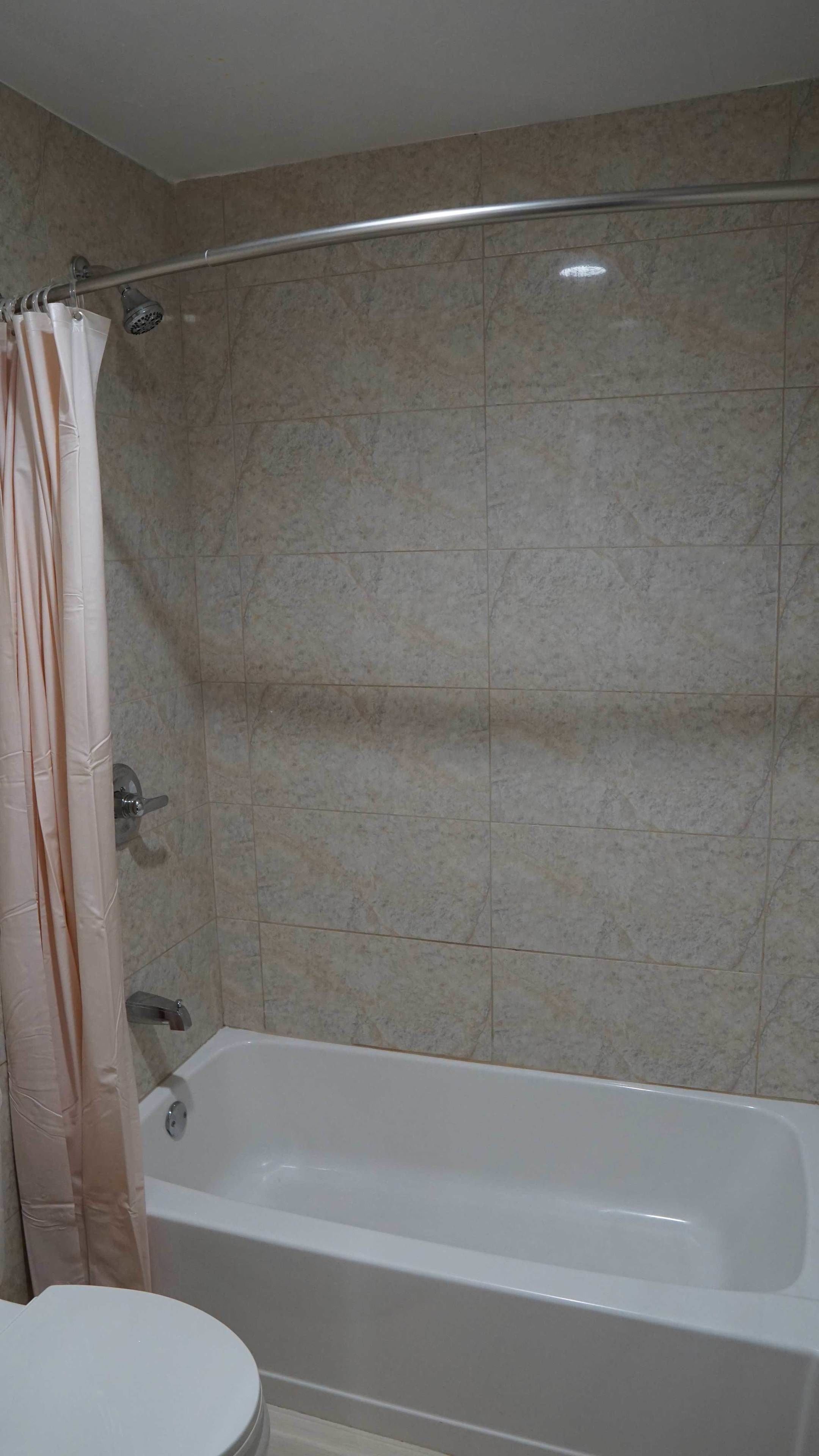 Combined shower/tub, towels