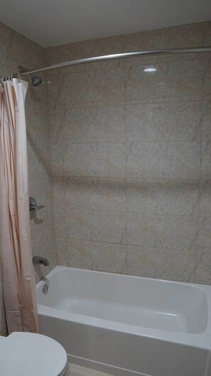 Combined shower/tub, towels