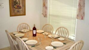 Villa | In-room dining - Luxury 4 Bed Villa with own pool and lake view Villa 4 BestStayz.1 (Kissimmee)
