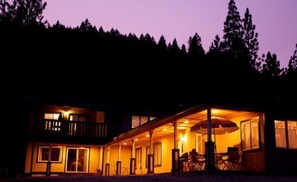 Ferienhaus (welcomes up to 29 guests) | Fassade der Unterkunft – Abend/Nacht