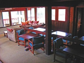 Casa (welcomes up to 29 guests) | Sala de estar en el lobby