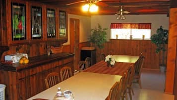House (welcomes up to 29 guests) | Family dining