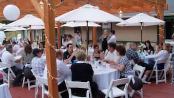 House (welcomes up to 29 guests) | Outdoor dining