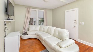 Apartment | Living room - Heart of Midtown Hideaway | Prime Location! Apartment 1 BestStayz.1 (Atlanta)