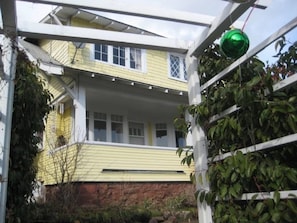 House | Balcony - White Salmon Big Yellow House Holiday home 3 BestStayz.1 (White Salmon)