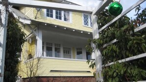 House | Front of property - White Salmon Big Yellow House PLUS Holiday home 4 BestStayz.1 (White Salmon)