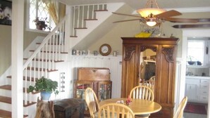House | In-room dining - White Salmon Big Yellow House PLUS Holiday home 4 BestStayz.1 (White Salmon)