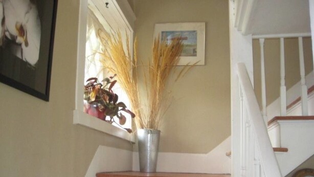 House | Staircase - White Salmon Big Yellow House PLUS Holiday home 4 BestStayz.1 (White Salmon)