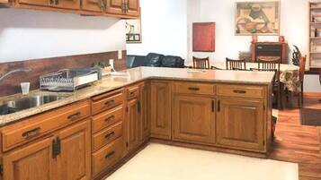 Rumah | Dapur pribadi | Lemari es, microwave, oven, dan kompor