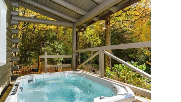 House | Outdoor spa tub - Eagles Rest Lodge Holiday home 3 BestStayz.1 (Hendersonville)