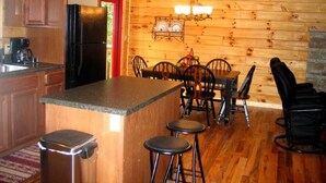 House | In-room dining - Black "Beary" Cabin Holiday home 3 BestStayz.1 (Hendersonville)
