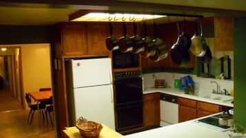 House | Private kitchen | Fridge, microwave, oven, stovetop