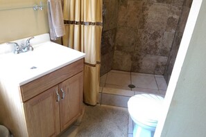 House | Bathroom | Towels - Perkins Suite-Boulder Crescent Inn - Guest suites for Rent in Colorado Springs Holiday home 1 BestStayz.1 (Colorado Springs)