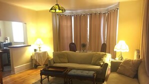 House | Living area | TV, fireplace - Perkins Suite-Boulder Crescent Inn - Guest suites for Rent in Colorado Springs Holiday home 1 BestStayz.1 (Colorado Springs)