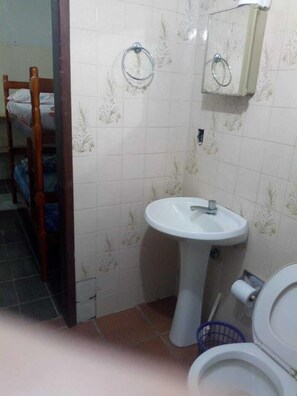 Basic Apartment, Multiple Beds, Accessible, Smoking | Bathroom | Free toiletries