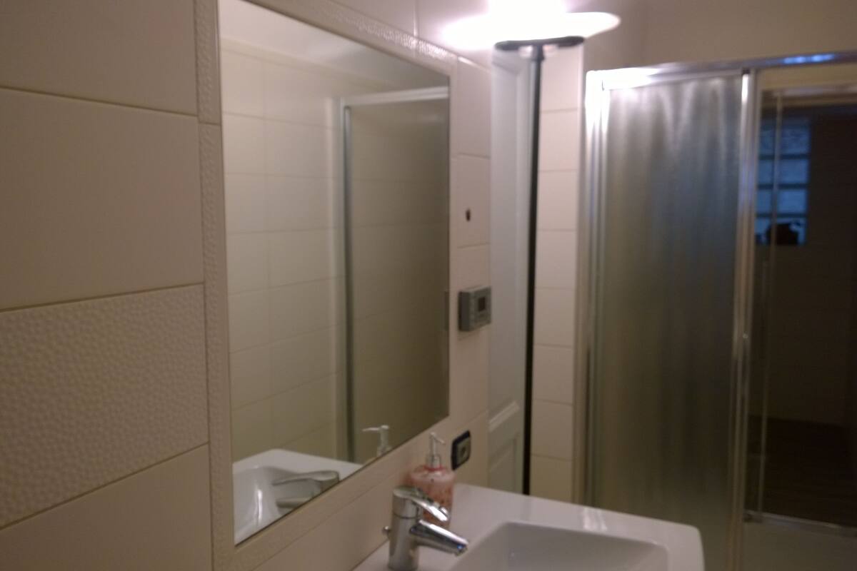 Appartement Exécutif | Salle de bain | Douche, douche à « effet pluie », articles de toilette gratuits