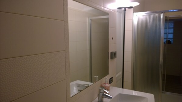 Executive appartement | Badkamer | Een douche, een regendouche, gratis toiletartikelen, een haardroger