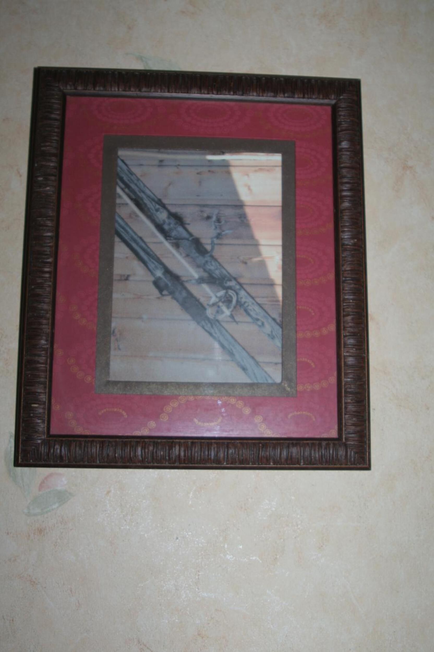 Un tableau encadré accroché au mur.