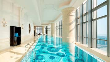 Indendørs pool, sæsonbestemt udendørs pool, parasoller, liggestole