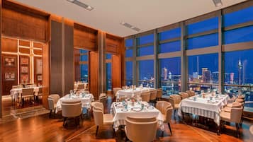 2 restaurants; breakfast, lunch, and dinner served