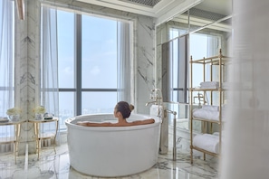 Separat badekar og dusj, dype avslapningsbadekar og regndusjhode