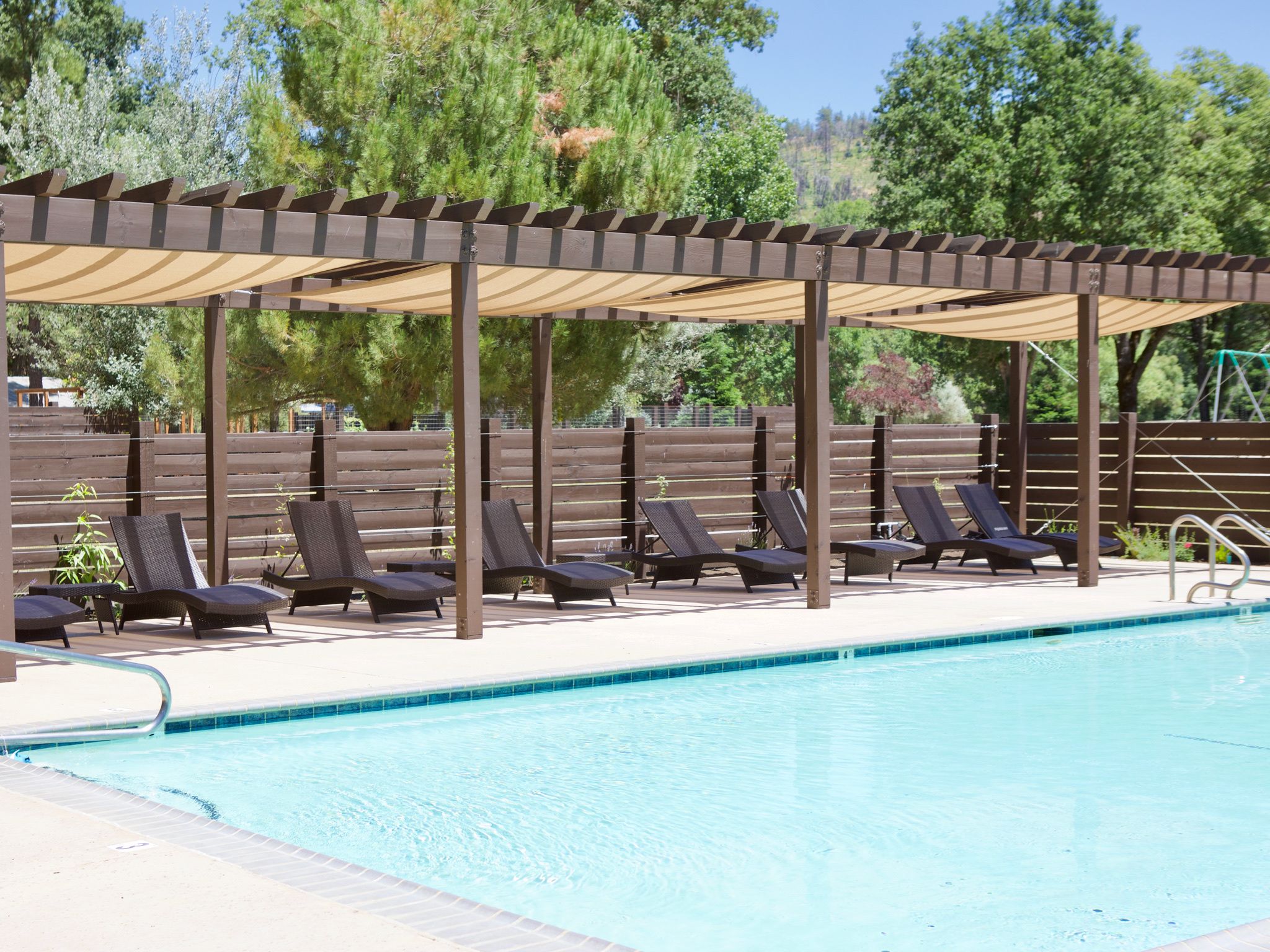 Piscina stagionale all'aperto, ombrelloni da piscina, lettini