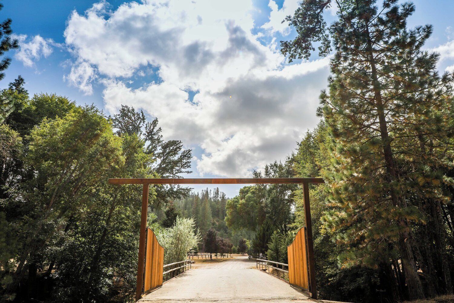 Vista frontal de la propiedad