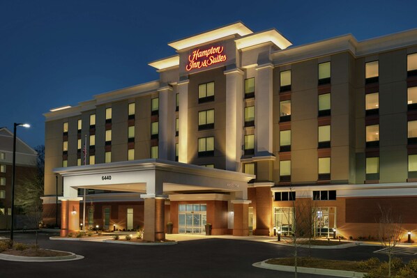 A Hampton Inn & Suites hotel with a modern facade, large windows, and a welcoming entrance. - Hampton Inn & Suites Johns Creek (Johns Creek)