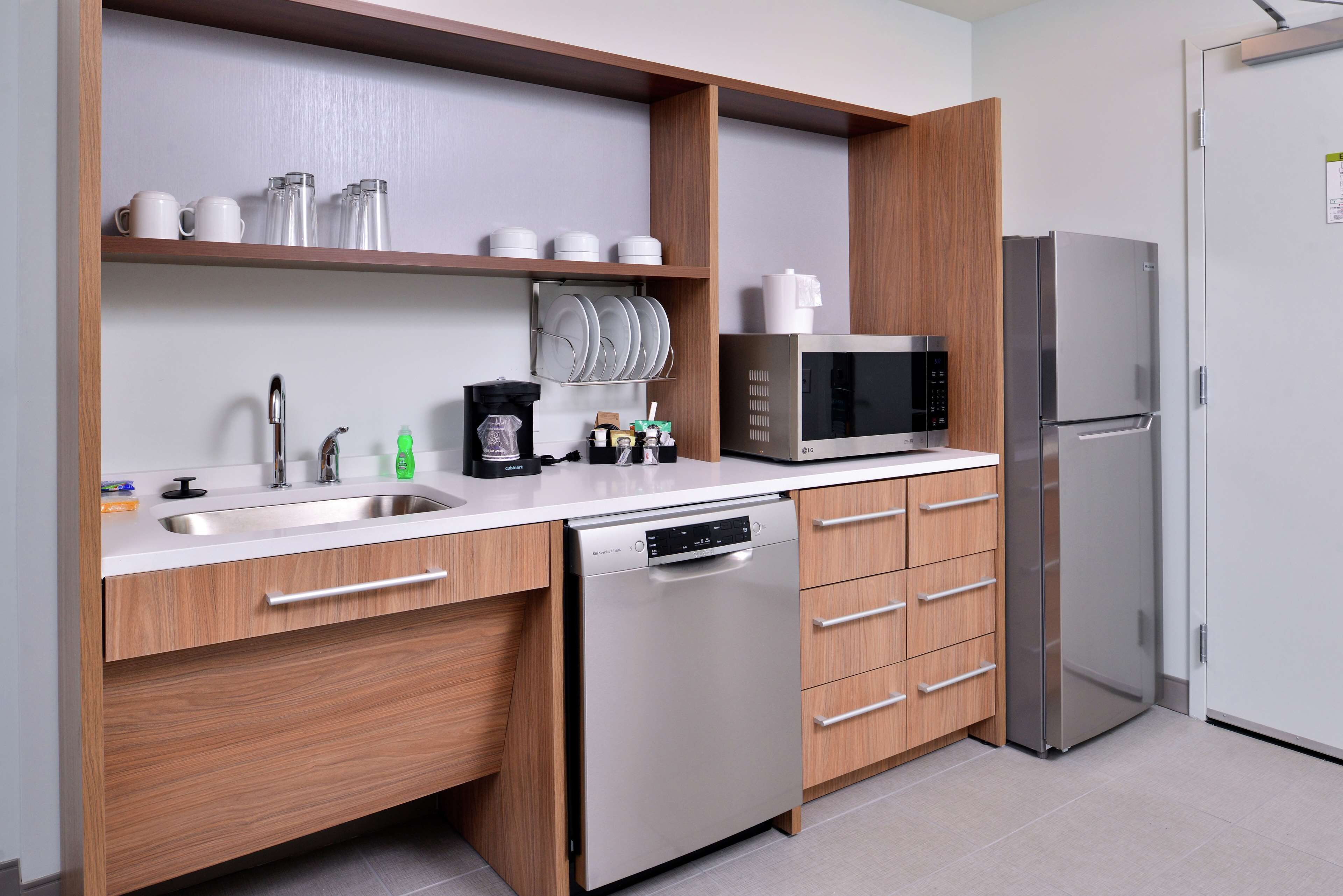 Coffee/tea maker, full-sized fridge, microwave, dishwasher