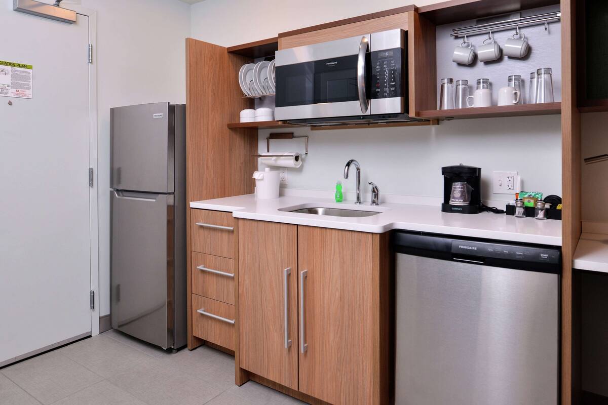 studio, 2 queen beds | private kitchen | full-sized fridge, microwave, dishwasher, coffee/tea maker