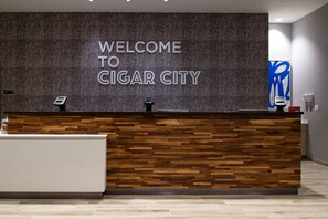 Lobby - Home2 Suites by Hilton Tampa Downtown Channel District (Tampa)